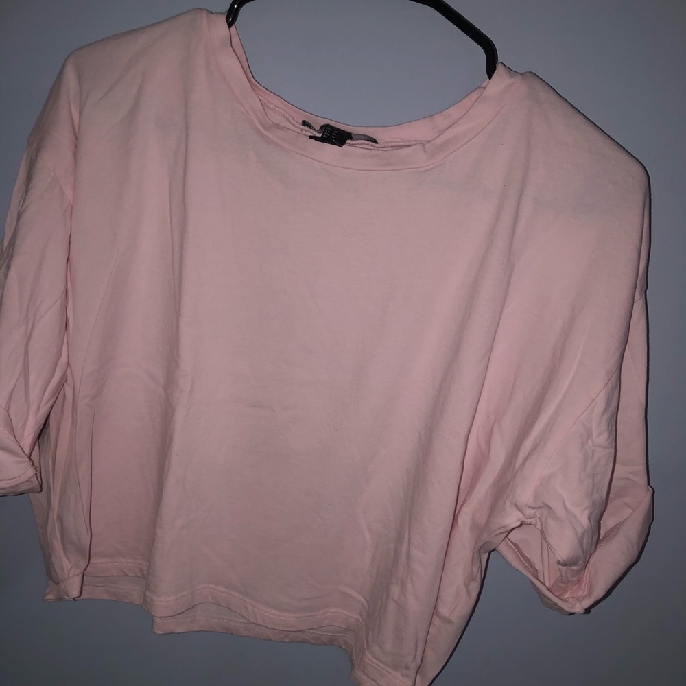 Light pink flowy t-shirt crop top